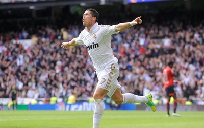 浩瀚电竞播报-安德里希进球后亲吻队徽